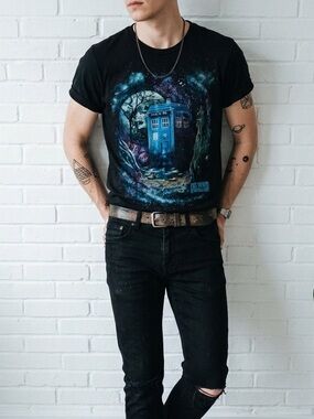 Doctor Who TARDIS Graphic Tee Small Sci Fi Nerdy Galaxy T-Shirt